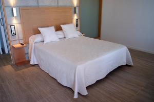 Posteľ alebo postele v izbe v ubytovaní Hotel EH Piedra Y Luz
