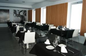 Reštaurácia alebo iné gastronomické zariadenie v ubytovaní Hotel EH Piedra Y Luz