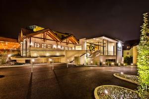 una casa por la noche con luces en la calle en Hotel & Restaurant Urdlwirt, en Premstätten