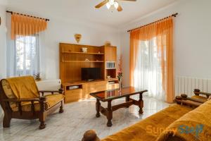 - un salon avec un canapé et une table basse dans l'établissement Apartment Sankovic with a private pool, à Svetvinčenat