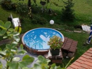 einen Garten mit einer Badewanne, einer Bank und einem Globus in der Unterkunft Ferienhaus Knodel in Sachsenheim