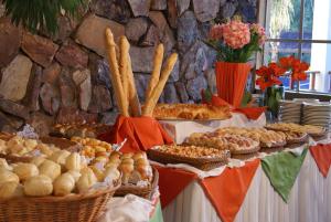 a buffet of bread and pastries on a table at Acqua Bella Thermas Hotel in Caldas Novas