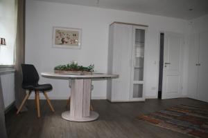 um quarto com uma mesa e uma cadeira preta em Ferienwohnung Rehblick em Langwedel