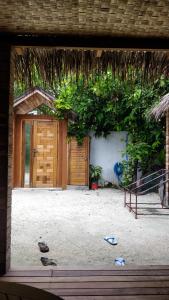 um edifício com uma porta com um monte de plantas em Akiri Surf Retreat em Thulusdhoo