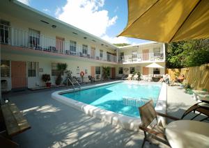 una grande piscina al centro di un edificio di Beachside Gardens Apartments By Lowkl a Deerfield Beach