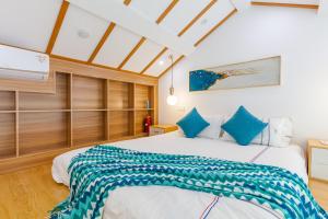 Tongli Slowlife River View Inn客房内的一张或多张床位