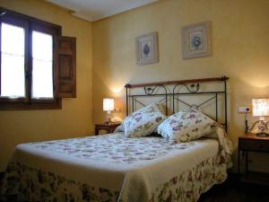 a bedroom with a bed with two pillows on it at Apartamentos Pistolo in Ochagavía