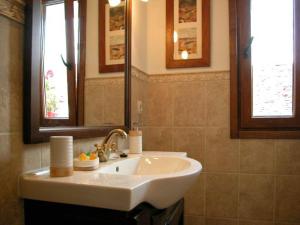 Un baño con un lavabo blanco y un espejo. en Apartamentos Pistolo, en Ochagavía 20 fotos más