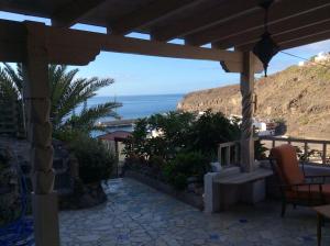 un patio con vistas al océano en casa honorio, en Playa de Santiago