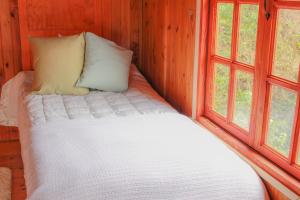 Postel nebo postele na pokoji v ubytování Hostal La Casa del Carpintero