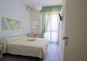 1 dormitorio con cama y ventana en Hotel Vienna, en Bellaria-Igea Marina