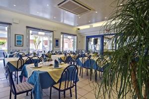 un salón de banquetes con mesas y sillas con mantel azul en Hotel Vienna, en Bellaria-Igea Marina
