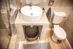 un bagno con lavandino e WC di Dreamtime Studio a Kommetjie Altre 17 foto
