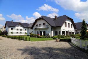 una gran casa blanca con techo negro en Hotel Biały Dom en Czerwionka