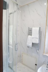 a bathroom with a shower and a sink at Villa Princi in Villa San Giovanni