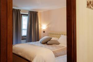 a bedroom with a bed and a window at Maison Paquier - Central Family Escape in Valtournenche