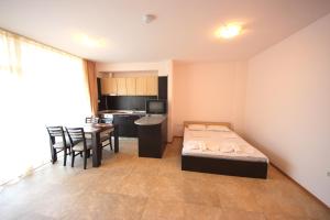 A bed or beds in a room at Menada Grand Kamelia Apartments