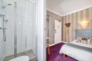 Ванная комната в Hôtel Le Saphir