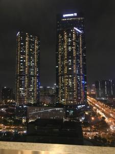 eine Skyline der Stadt mit hohen Gebäuden in der Nacht in der Unterkunft Vinhome Skylake apartment 1 in Hanoi
