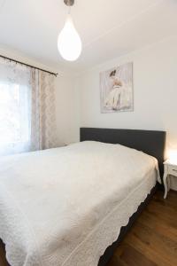 1 dormitorio con cama blanca y ventana en Tuukri residents, en Tallin