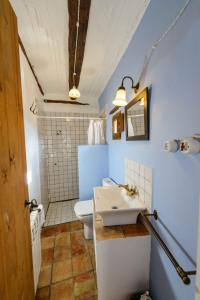 Casa rural Lo Regolfo في La Codoñera: حمام مع حوض أبيض ومرحاض