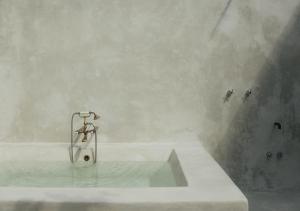 a bath tub with a shower with a faucet at Coqui Coqui Papholchac Coba Residence & Spa in Cobá