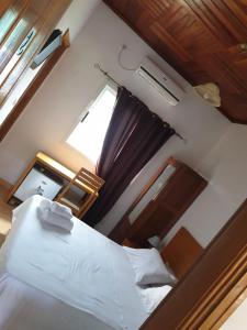 - une chambre avec un grand lit et une fenêtre dans l'établissement Residencial Mira Rio, à Santo António