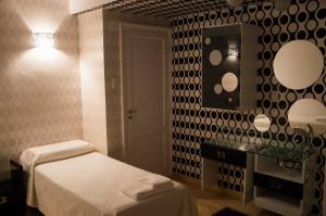 um quarto de hotel com uma cama e um espelho em Hotel Nuevo Suizo em San Juan