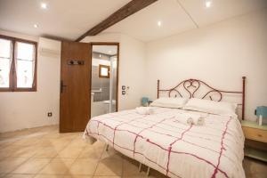 um quarto com uma cama grande com dois bichos de peluche em La Casetta by Connexion em Antibes