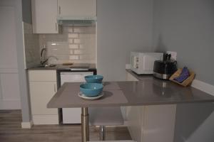 a white bowl sitting on top of a kitchen counter at Apartamentos RF Bambi Adults Only in Puerto de la Cruz