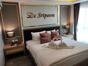 Postel nebo postele na pokoji v ubytování Hotel De Sripoom