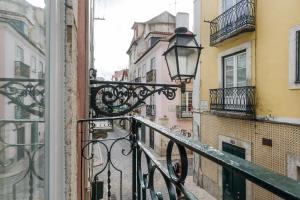 d'un balcon avec une lampe offrant une vue sur une ruelle. dans l'établissement Beautiful Downtown Apartment, à Lisbonne