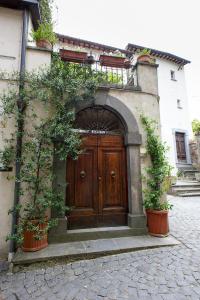 una grande porta in legno in un edificio con piante di Appartamento il Gelsomino a Orvieto