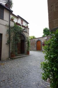 un vialetto di ciottoli di fronte a un edificio di Appartamento il Gelsomino a Orvieto