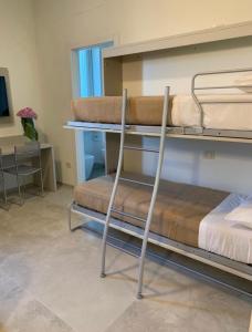 מיטה או מיטות קומותיים בחדר ב-B&b estercarlo