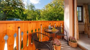 d'une terrasse avec une table et des chaises sur une clôture en bois. dans l'établissement Apartament Karkonosze, à Karpacz
