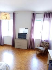 TV a/nebo společenská místnost v ubytování Dreaming Verona Rooms