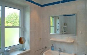 ein Badezimmer mit Waschbecken und Spiegel in der Unterkunft Wohnung 5 Haus Borgwardt in Göhren + 37 Fotos