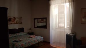 ローマにあるCasa Vacanze Yuliのベッドルーム1室(ベッド1台、シャッター付きの窓付)