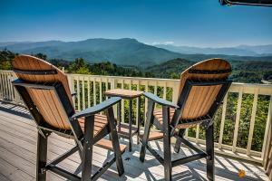 A balcony or terrace at Leconte Mountain Lodge