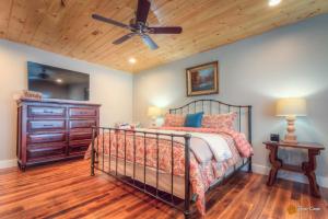 Un dormitorio con una cama y un ventilador de techo. en Leconte Mountain Lodge, Breathtaking Views, Hot 685, FREE tickets each paid day!, en Sevierville
