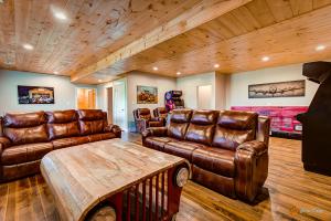sala de estar con muebles de cuero y mesa en Leconte Mountain Lodge, Breathtaking Views, Hot 685, FREE tickets each paid day!, en Sevierville
