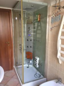 eine Dusche mit Glastür im Bad in der Unterkunft Casa Delfino - Appartamento Centro Storico a due passi dalla Spiaggia & Mare, Porto & Ferrovia in Civitavecchia