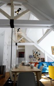 - une salle à manger avec une table et des chaises dans l'établissement Maison Eugénie, à Luchon