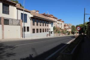 an empty street in a town with a no parking sign at Apartamento Homelife Roca Tarpeya 4 in Toledo
