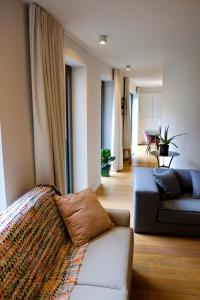 een woonkamer met een bank en een woonkamer met bij Modern Appartment in the Heart of Ghent in Gent