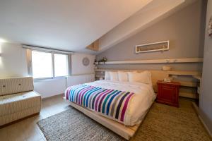 Un pat sau paturi într-o cameră la Urban Faqra Hotel