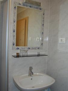 un baño con lavabo y espejo en Mair am Hof - Farm - Maso - Bauernhof, en San Lorenzo di Sebato 47 fotos más