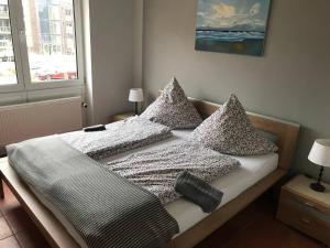 Un dormitorio con una cama con almohadas encima. en Ferienwohnung Stadtlust II direkt am Husumer Hafen, en Husum