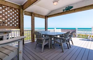 キル・デビル・ヒルズにあるT.L. Seaの木製デッキ(テーブル、椅子付)